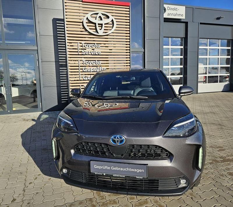 Grau Gebraucht 2022 Toyota Yaris Cross Team SUV | 22.990 € (Fairer Preis) - Bild 1/4