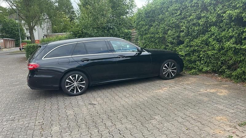 Gebraucht Mercedes E350 AMG 258 PS (189 kW) 2018 Schwarz Limousine