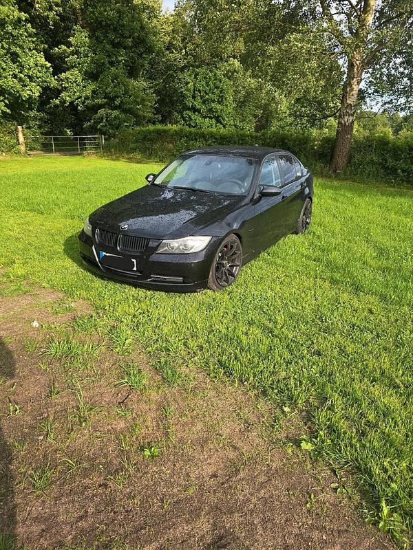 Schwarz Gebraucht 2006 BMW 330 Limousine | 9.849 € (Teuer) - Bild 1/4