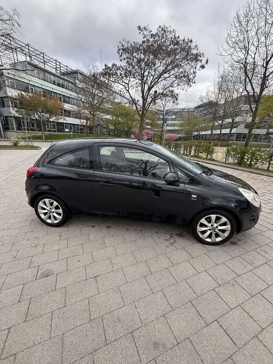 Używany Opel Corsa 69 KM (50 kW) 2013 Czarny Hatchback