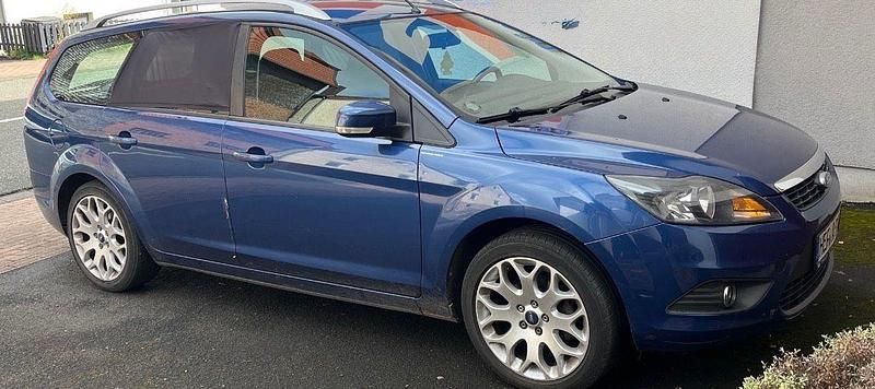 Blau Gebraucht 2010 Ford Focus Ghia Kombi | 2.200 € (Fairer Preis) - Bild 1/4