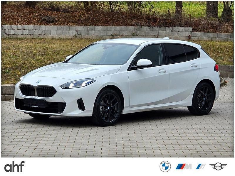 Weiß Gebraucht 2024 BMW 120 Sport Line Kleinwagen | 26.890 € - Bild 1/4