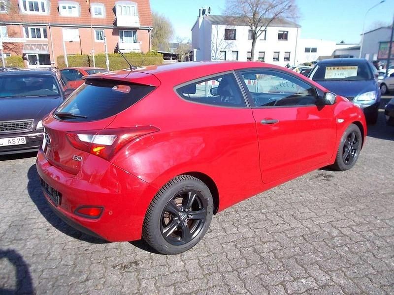 Gebraucht Hyundai i30 Classic 99 PS (72 kW) 2013 Rot Coupé