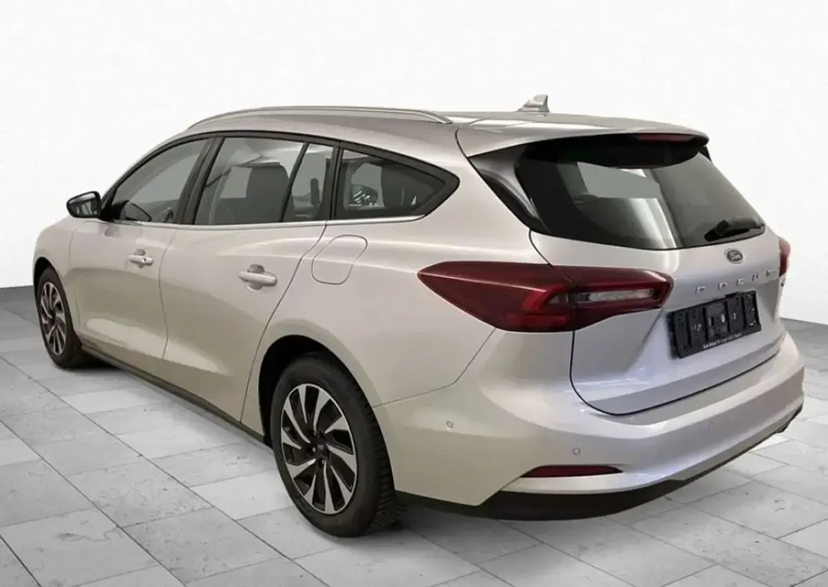 Gebraucht Ford Focus Titanium 125 PS (91 kW) 2023 Moondust silber metallic Kombi