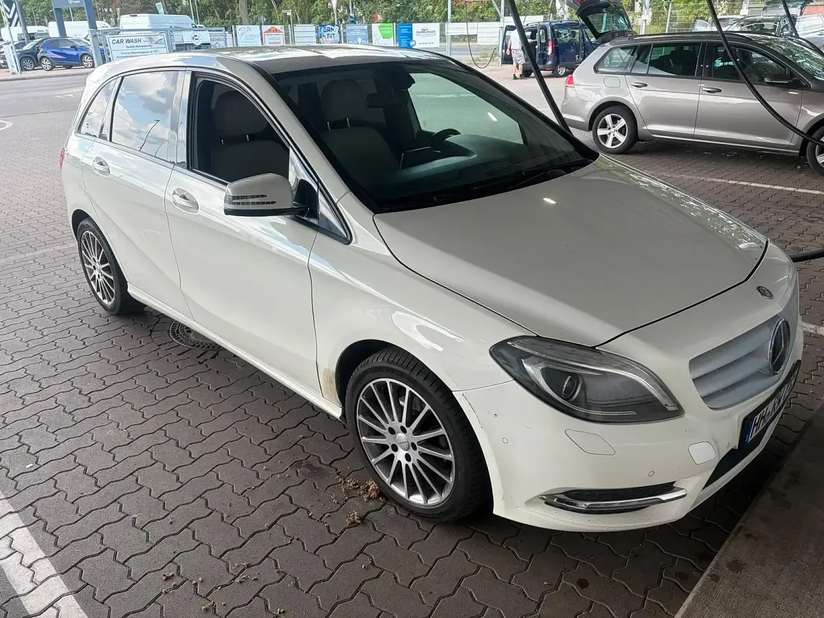 Gebraucht Mercedes B180 122 PS (89 kW) 2013 Weiß Kleinwagen