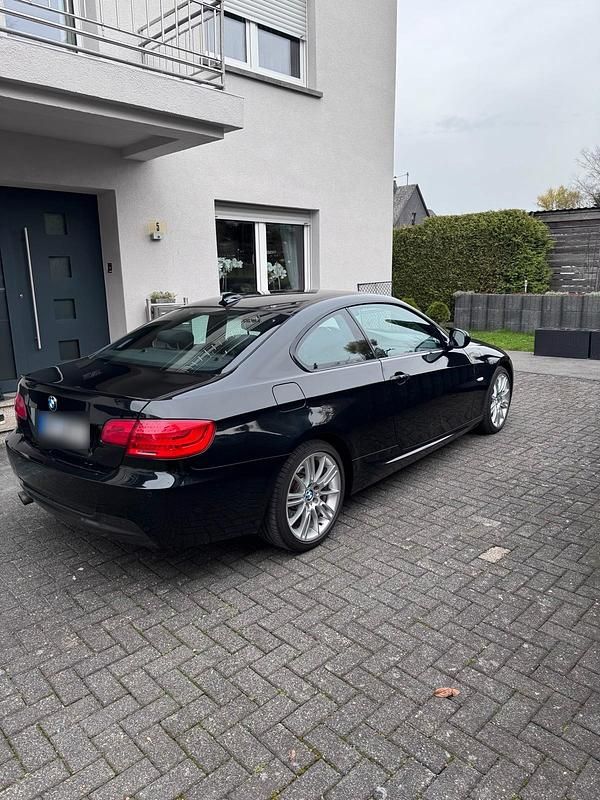 Gebraucht BMW 320 184 PS (135 kW) 2011 Schwarz Coupé