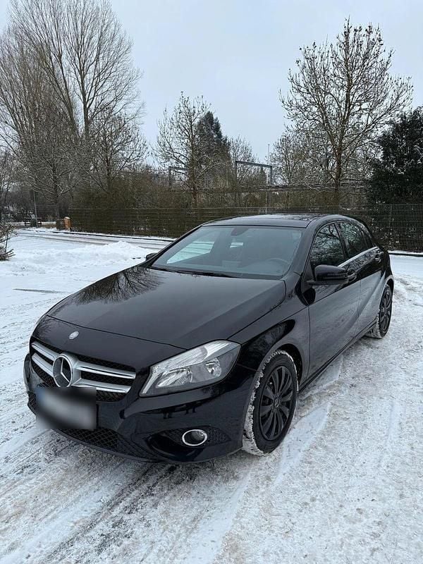 Schwarz Gebraucht 2014 Mercedes A180 Edition Limousine | 7.990 € (Superpreis) - Bild 1/4