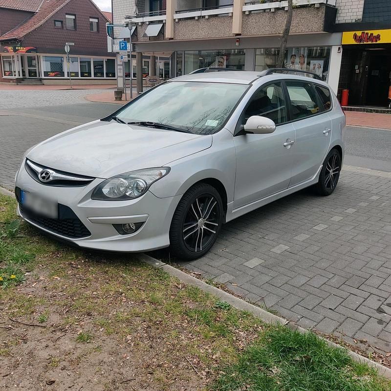 Gebraucht Hyundai i30 90 PS (66 kW) 2012 Silber Kombi