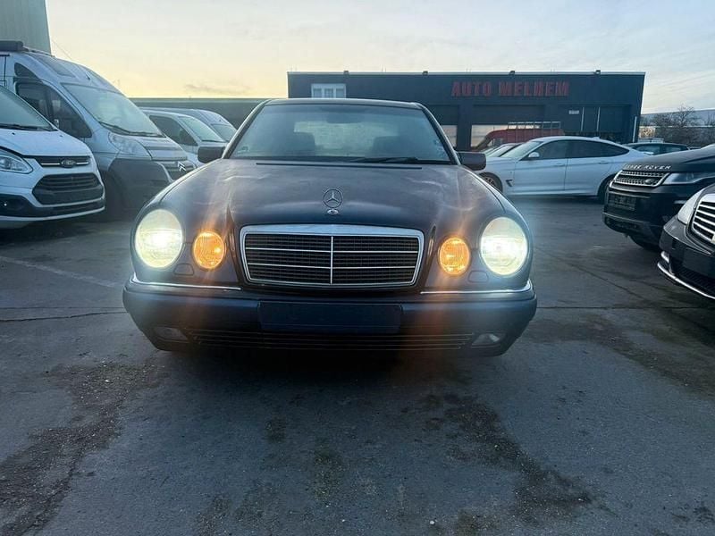 Gebraucht Mercedes E280 204 PS (150 kW) 1997 Blau Limousine