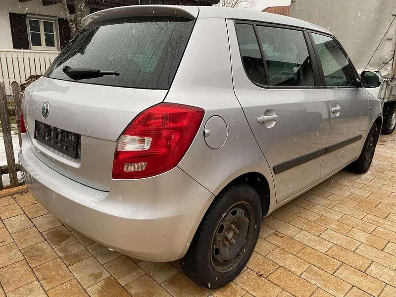 Gebraucht Skoda Fabia Ambiente 86 PS (63 kW) 2011 Silber Limousine