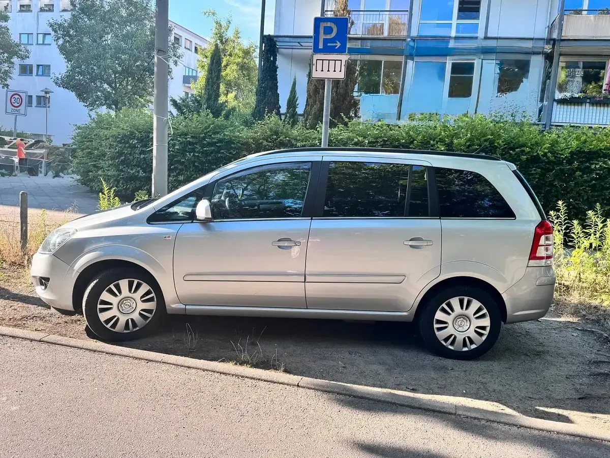 Gebraucht Opel Zafira 150 PS (110 kW) 2011 Silber Van / Kleinbus
