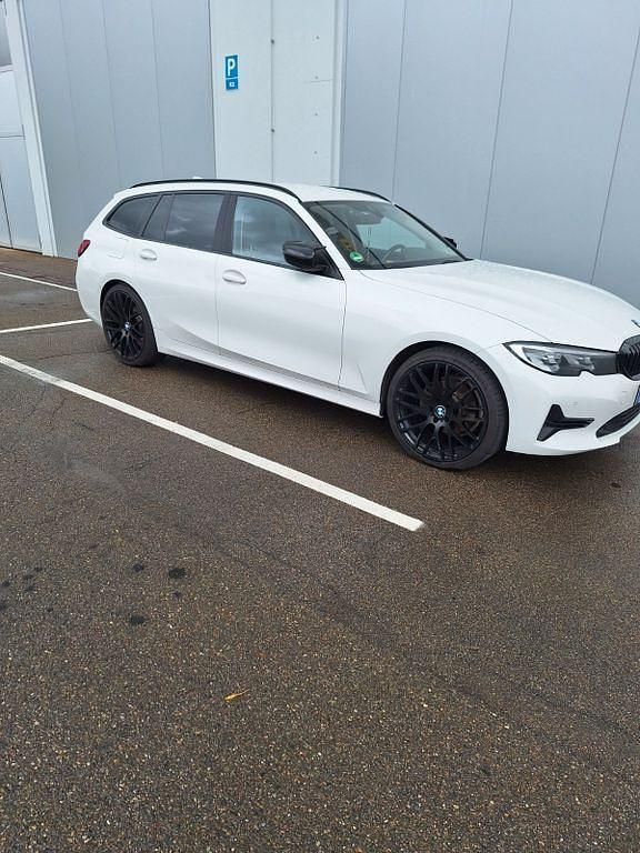 Schwarz Gebraucht 2020 BMW 320 Kombi | 17.100 € (Fairer Preis) - Bild 1/4