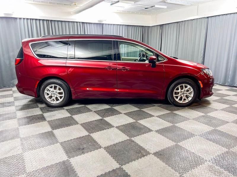 Gebraucht Chrysler Voyager 286 PS (210 kW) 2021 Rot Van / Kleinbus