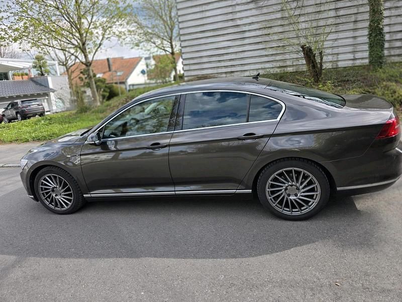 Gebraucht VW Passat Highline 150 PS (110 kW) 2016 Braun Limousine
