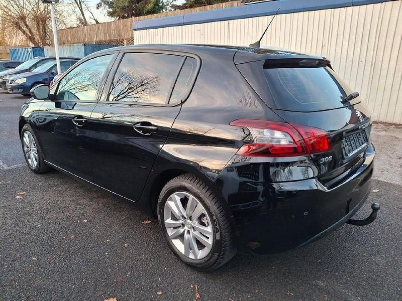 Gebraucht Peugeot 308 Active 110 PS (80 kW) 2018 Schwarz Limousine