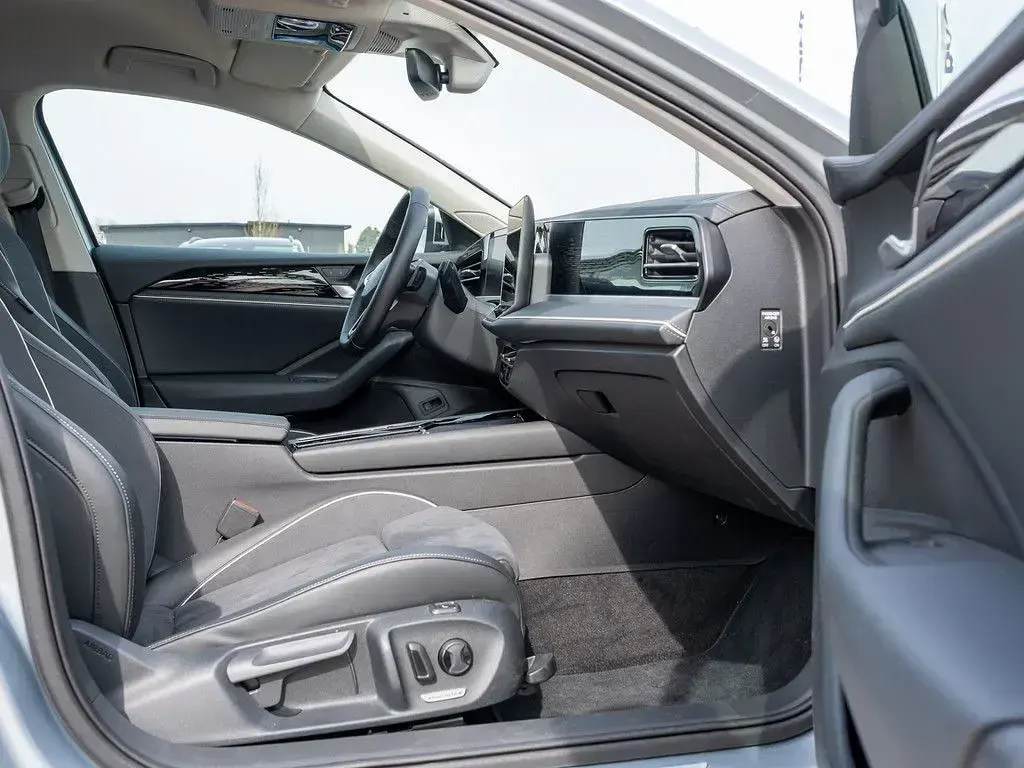 Gebraucht VW Passat Elegance 150 PS (110 kW) 2025 Silber / oyster silver Kombi