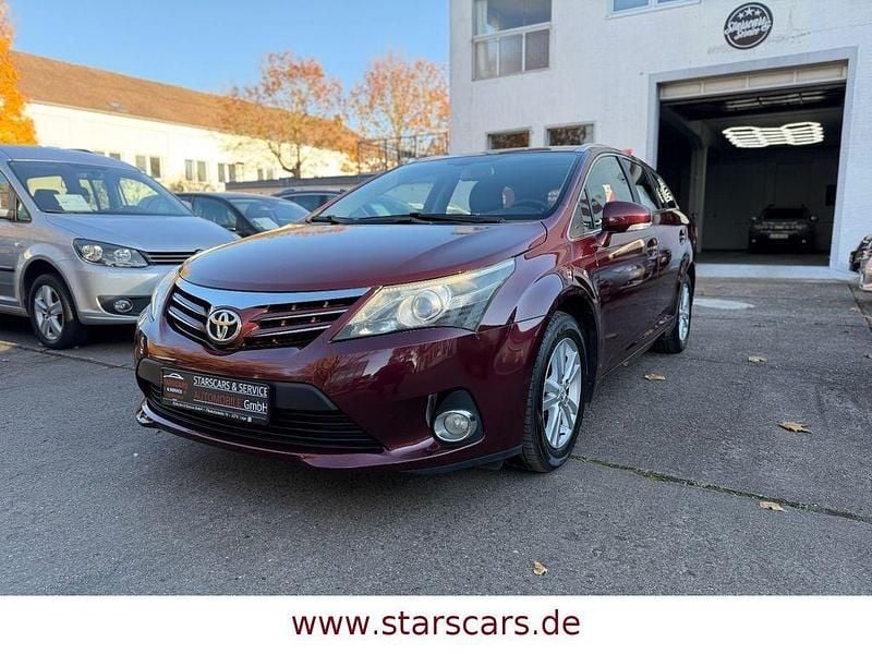 Gebraucht Toyota Avensis Life 147 PS (108 kW) 2012 Rot Limousine