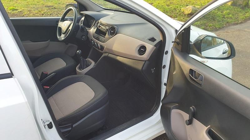 Gebraucht Hyundai i10 67 PS (49 kW) 2016 Weiß Kleinwagen