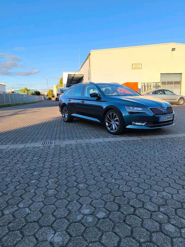 Blau Gebraucht 2017 Skoda Superb Kombi | 17.450 € (Etwas zu teuer) - Bild 1/4