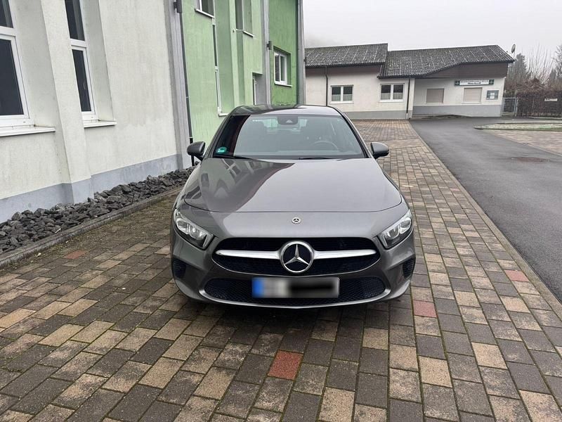 Gebraucht Mercedes A200 163 PS (119 kW) 2019 Grau Limousine