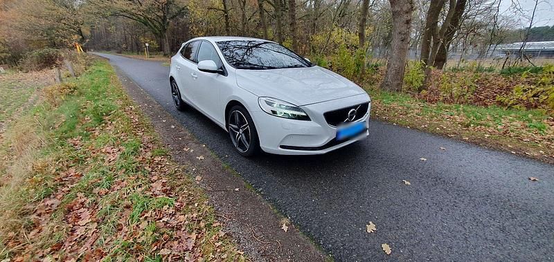 Gebraucht Volvo V40 Momentum 152 PS (111 kW) 2018 Weiß Limousine