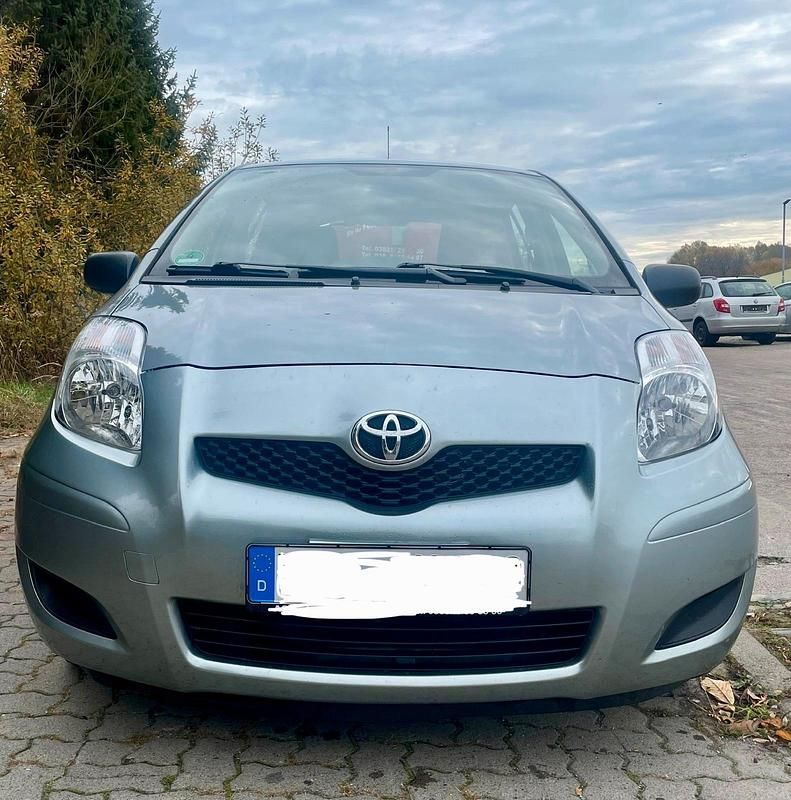 Silber Gebraucht 2009 Toyota Yaris Kleinwagen | 3.200 € (Guter Preis) - Bild 1/4