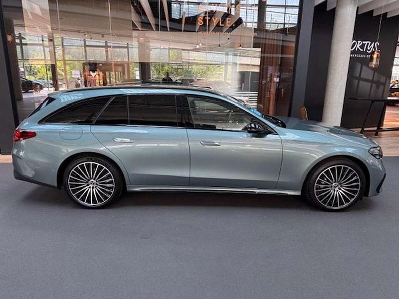 Grün Gebraucht 2023 Mercedes E300 AMG line Kombi | 57.000 € - Bild 1/3