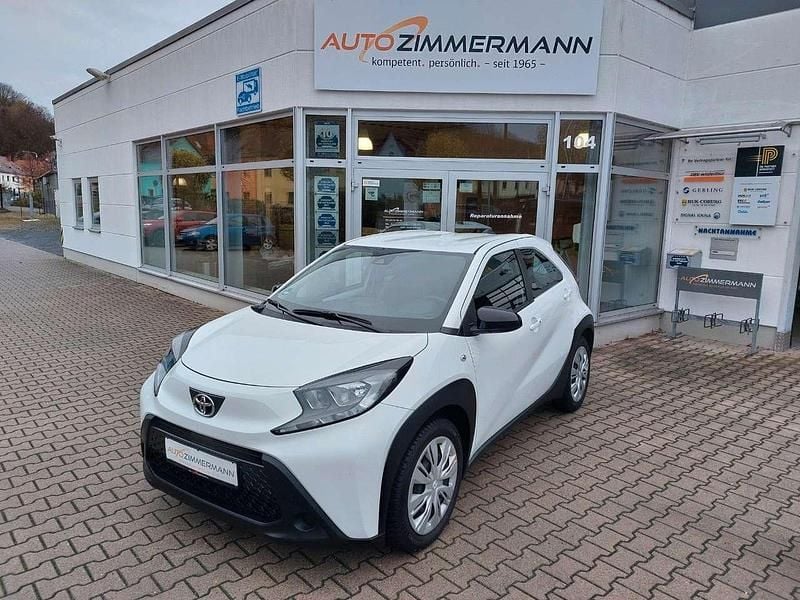 Weiß Gebraucht 2023 Toyota Aygo Play Kleinwagen | 11.990 € (Guter Preis) - Bild 1/4