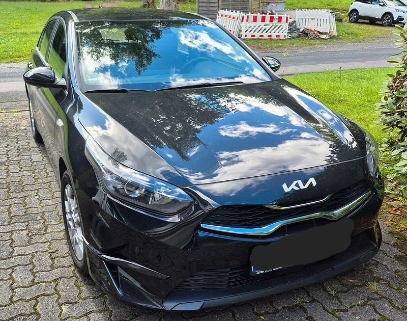 Schwarz Gebraucht 2022 Kia Ceed Edition 7 Limousine | 15.700 € (Fairer Preis) - Bild 1/4