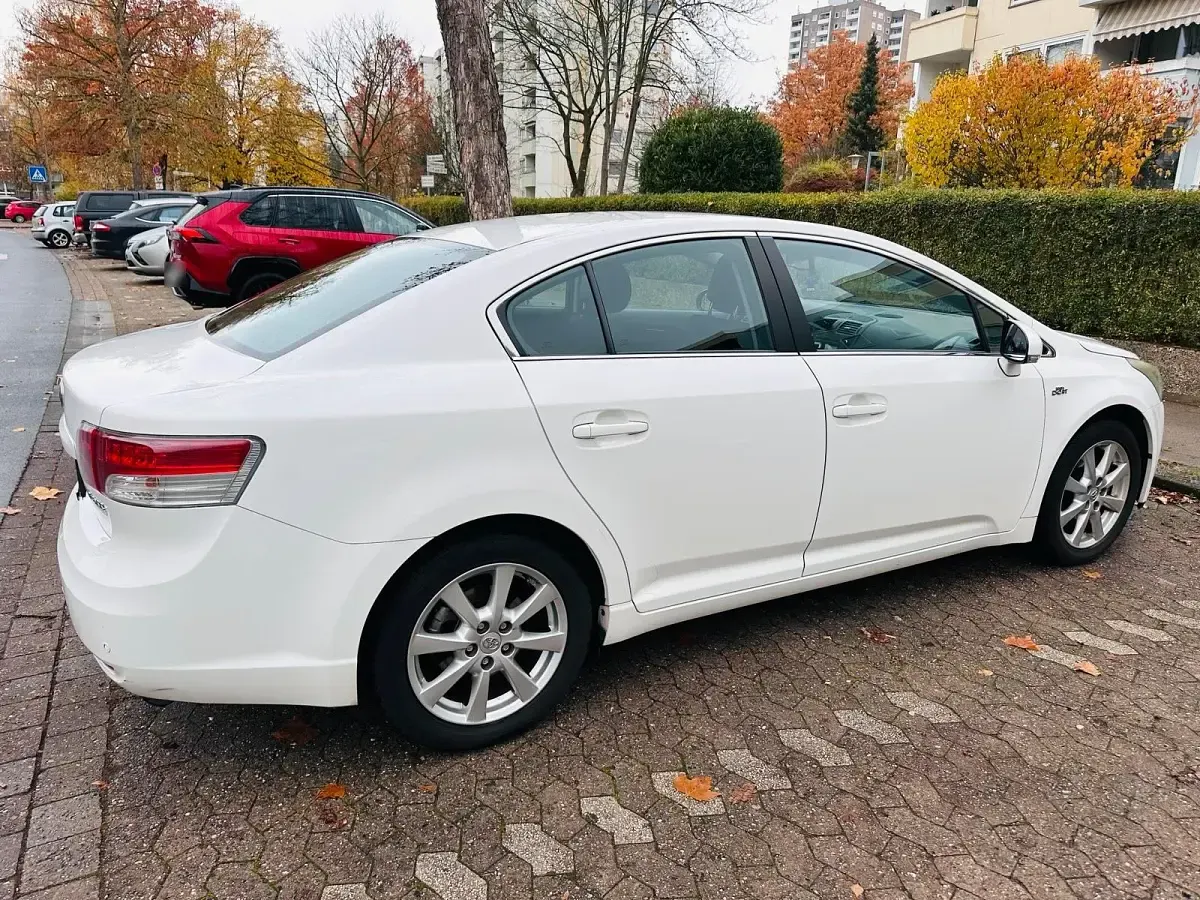 Gebraucht Toyota Avensis 150 PS (110 kW) 2010 Weiß Limousine