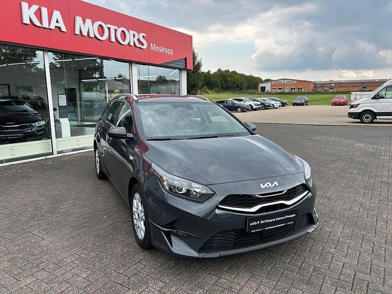 Grau Gebraucht 2024 Kia Ceed Sportswagon Comfort Kombi | 23.480 € (Superpreis) - Bild 1/4