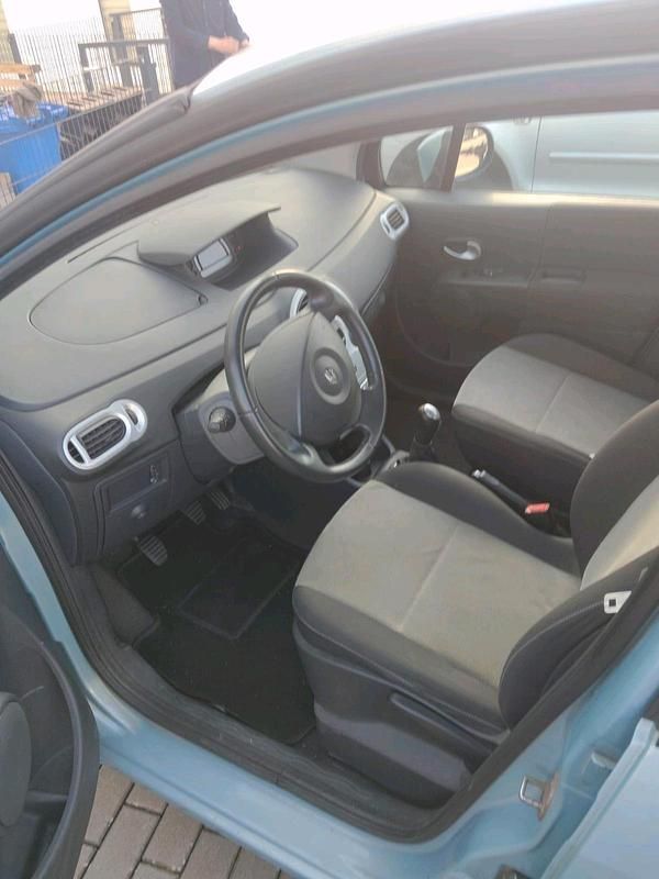 Usado Renault Modus 101 HP (74 kW) 2008 Bege Monovolume