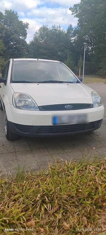 Weiß Gebraucht 2002 Ford Fiesta Kleinwagen | 1.600 € (Fairer Preis) - Bild 1/4