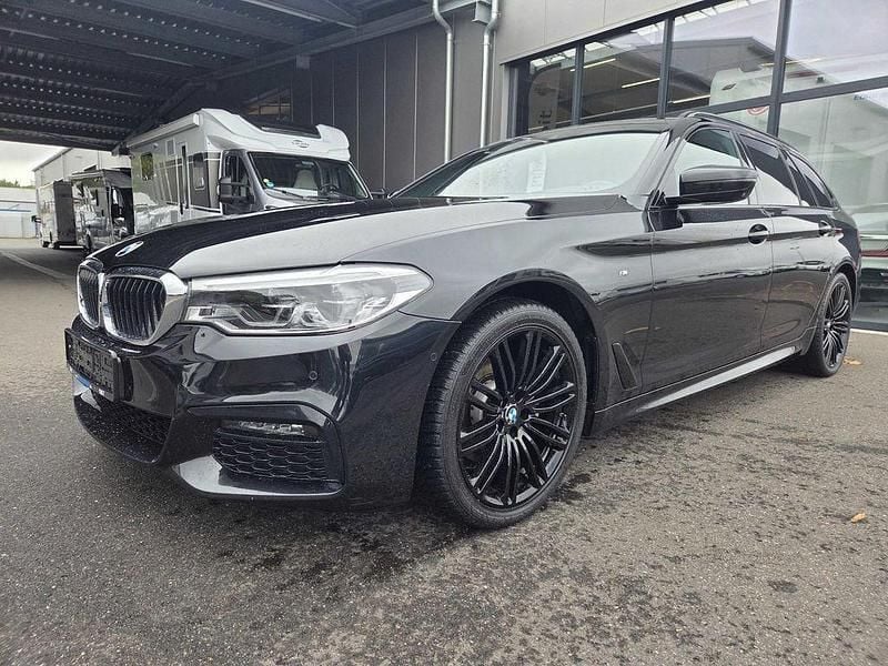 Schwarz (metallic) Gebraucht 2020 BMW 520 Performance Kombi | 25.880 € (Teuer) - Bild 1/4