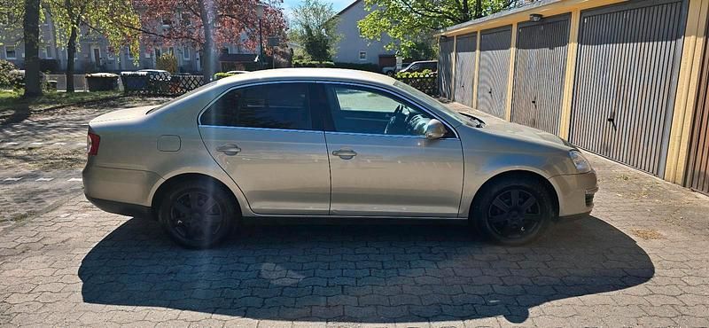 Second-hand VW Jetta 2006 Auriu Berlinǎ