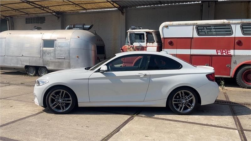 Weiß Gebraucht 2016 BMW 218 M Sport Coupé | 12.990 € (Fairer Preis) - Bild 1/4