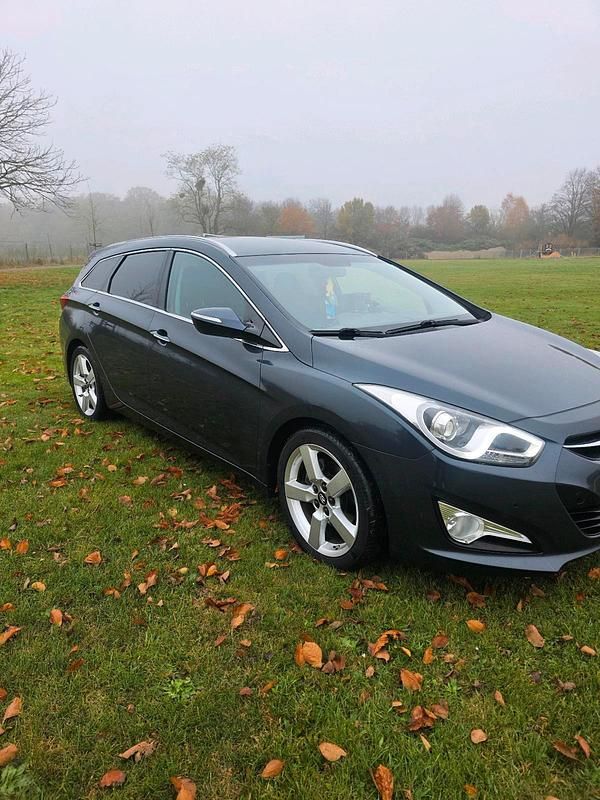 Grau Gebraucht 2015 Hyundai i40 Kombi | 8.690 € (Fairer Preis) - Bild 1/4