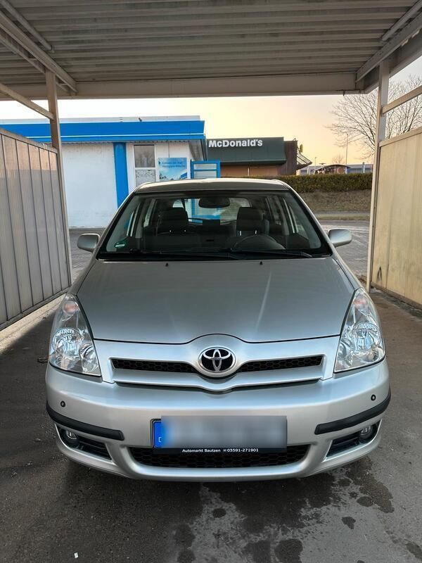 Silber Gebraucht 2006 Toyota Corolla Verso Van / Kleinbus | 6.000 € (Fairer Preis) - Bild 1/4