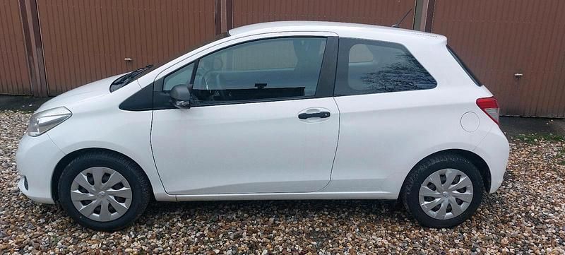 Gebraucht Toyota Yaris 69 PS (50 kW) 2013 Weiß Kleinwagen
