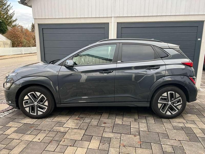 Gebraucht Hyundai Kona Trend 100 kW (136 PS) 2021 Dark knight / mic SUV