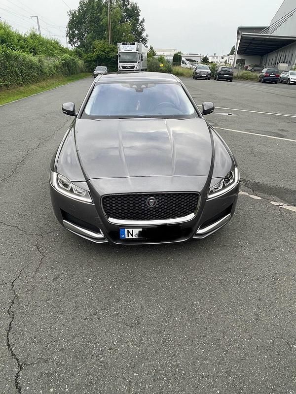 Silber Gebraucht 2016 Jaguar XF Limousine | 14.500 € (Etwas zu teuer) - Bild 1/4