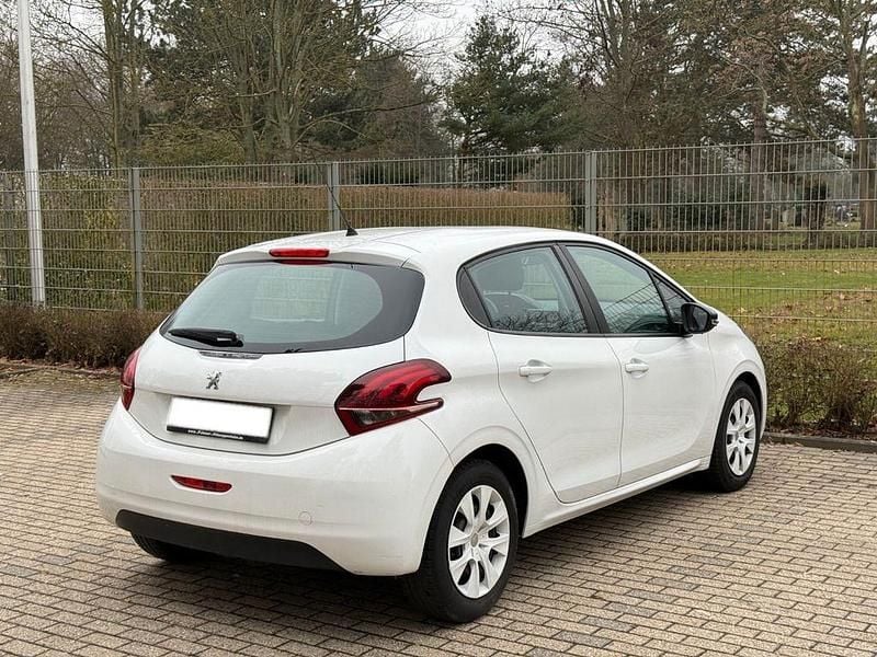 Gebraucht Peugeot 208 68 PS (50 kW) 2016 Weiß Kleinwagen