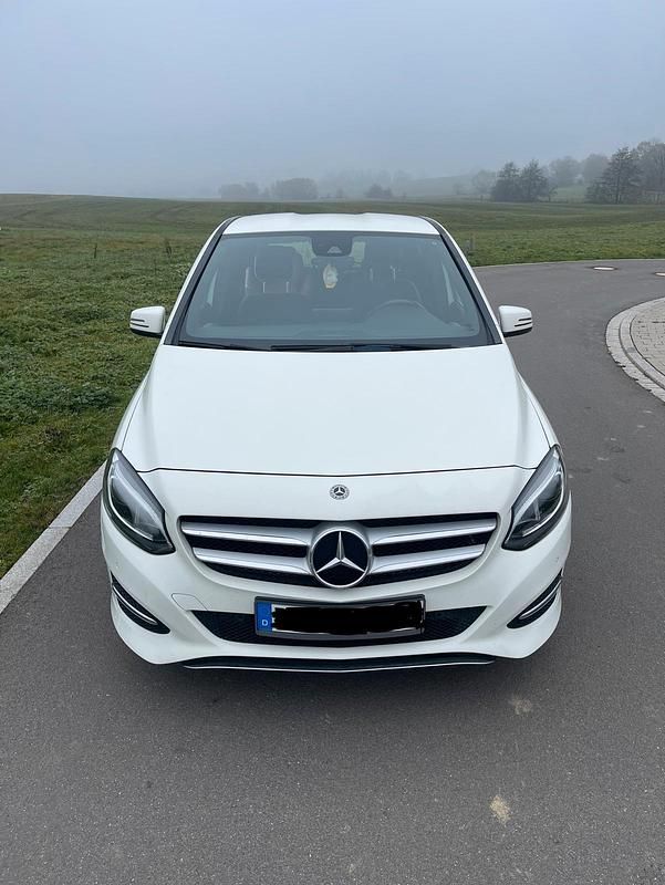 Weiß Gebraucht 2018 Mercedes B200 Van / Kleinbus | 14.200 € - Bild 1/4