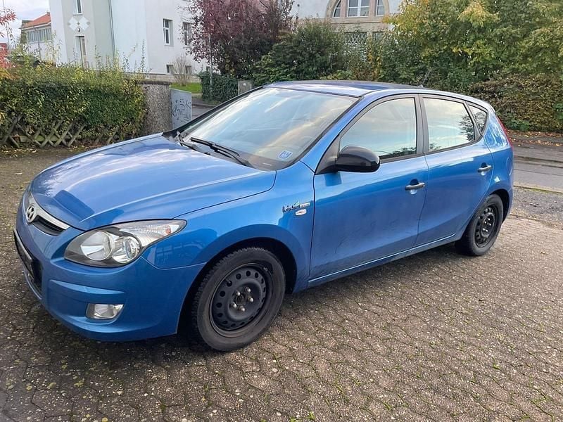 Blau Gebraucht 2010 Hyundai i30 Limousine | 1.299 € (Superpreis) - Bild 1/4