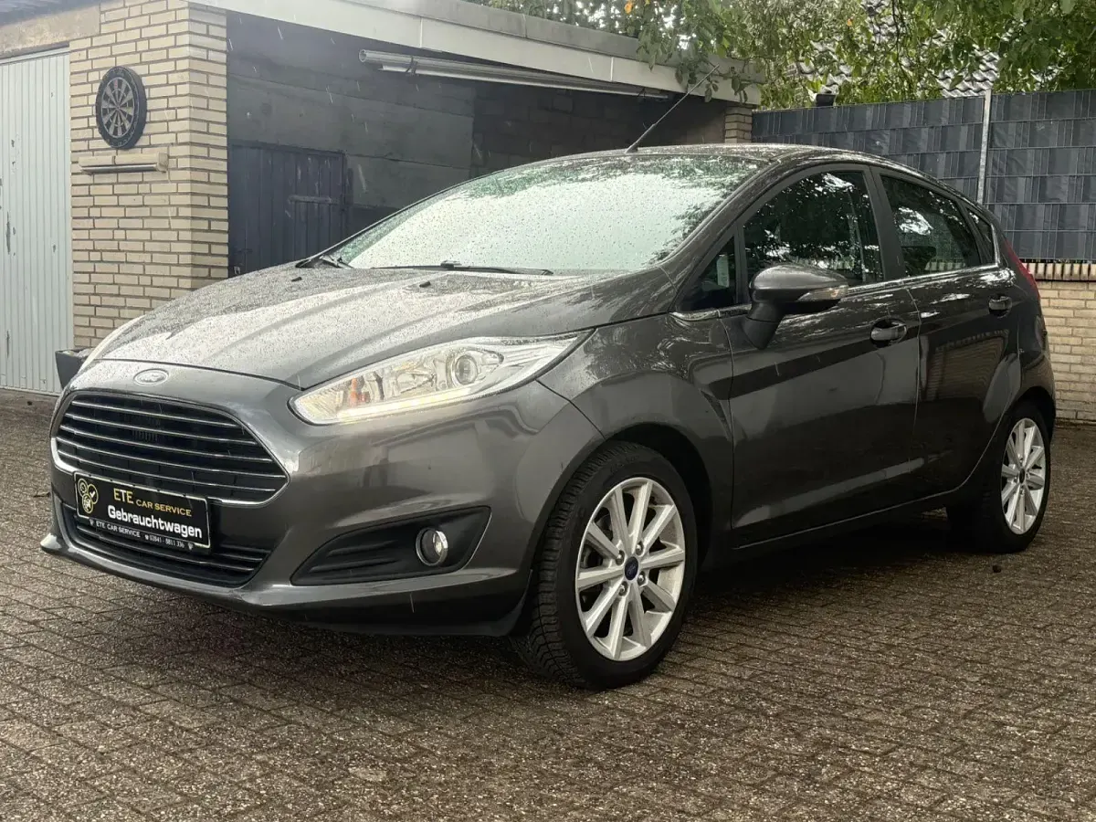Gebraucht Ford Fiesta Titanium 101 PS (74 kW) 2015 Grau Kleinwagen