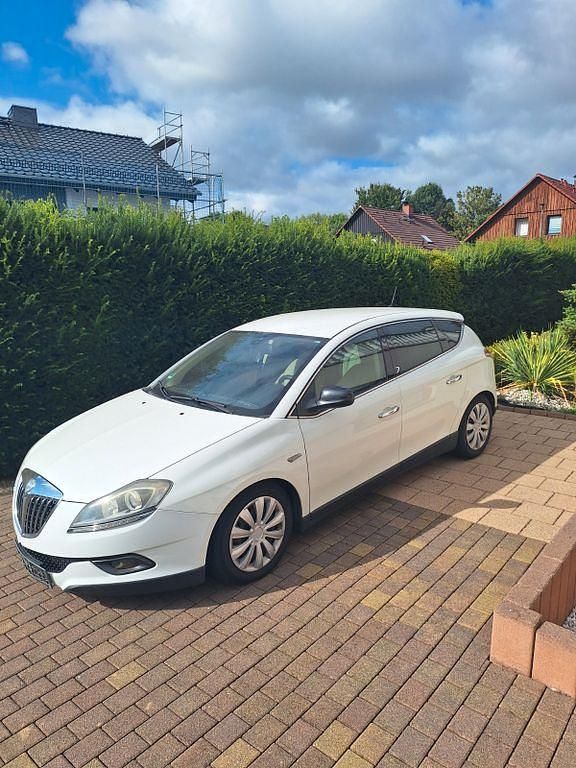 Weiß Gebraucht 2009 Lancia Delta Limousine | 2.850 € (Superpreis) - Bild 1/4