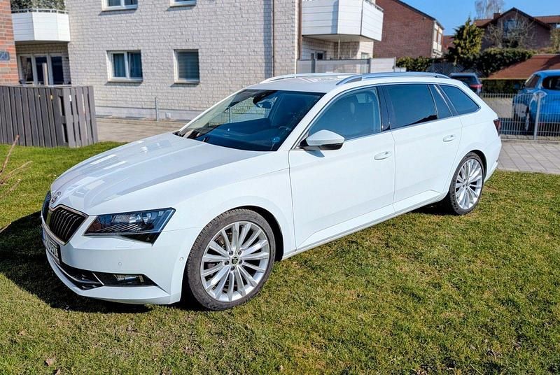 Gebraucht Skoda Superb Style 190 PS (139 kW) 2016 Weiß Kombi