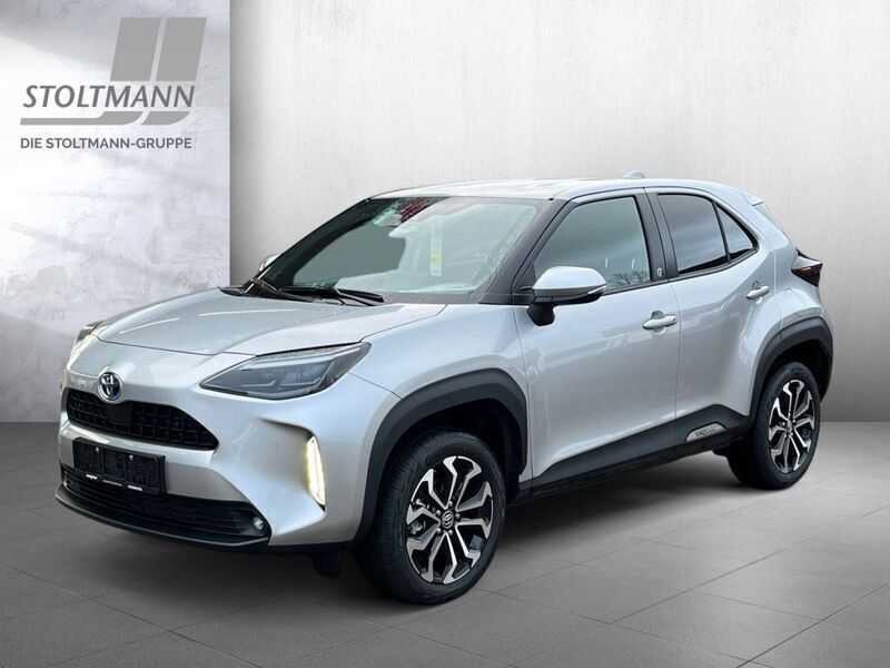 Schimmering silber metallic Gebraucht 2024 Toyota Yaris Cross Team SUV | 26.888 € (Fairer Preis) - Bild 1/4