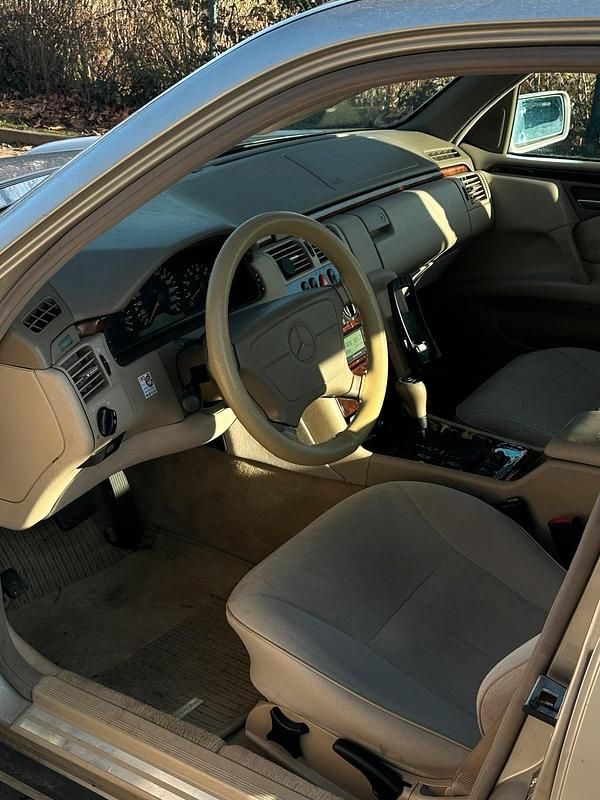 Gebraucht Mercedes E240 170 PS (125 kW) 1998 Beige Limousine