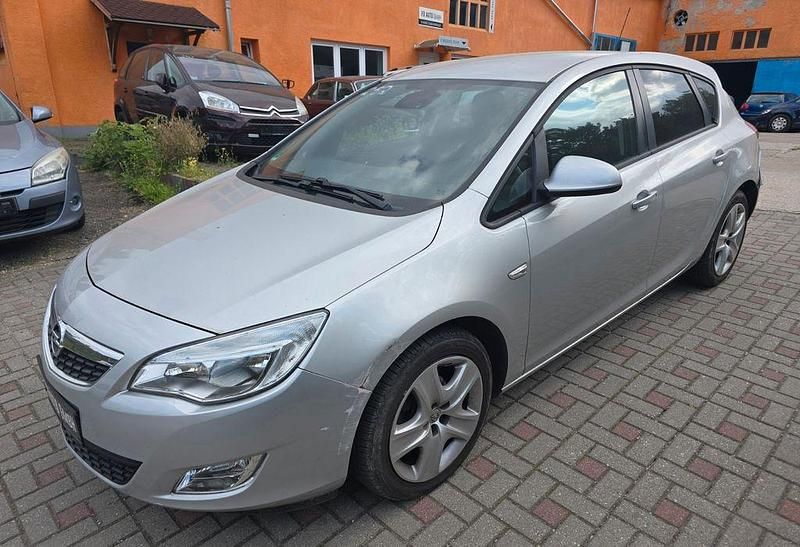 Silber Gebraucht 2011 Opel Astra Design Edition Limousine | 3.490 € (Superpreis) - Bild 1/4